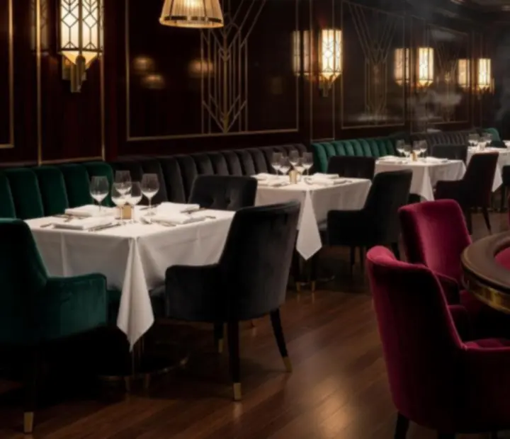 Art deco salon gier z eleganckim pokerowym stołem w restauracji DESUM Számítástechnikai