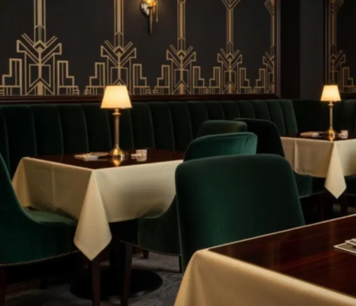 Elegancki salon restauracyjny w stylu art deco z wieczorną atmosferą